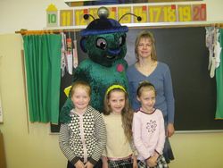 1.a klases grāmatu ekspertes (no kreisās): Evelīna Bernāne, Žanete Bergmane, Nierliņa Kate un skolotāja Marita Čaunāne 1.a klases grāmatu ekspertes (no kreisās): Evelīna Bernāne, Žanete Bergmane, Nierliņa Kate un skolotāja Marita Čaunāne