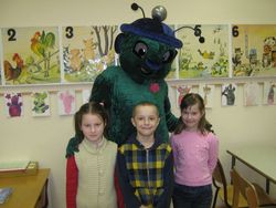 1.b klases grāmatu eksperti (no kreisās): Anda Šmediņa, Mārtiņš Blūmentāls, Kristīne Emerberga 1.b klases grāmatu eksperti (no kreisās): Anda Šmediņa, Mārtiņš Blūmentāls, Kristīne Emerberga