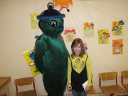 Zaļais grāmatu vīriņš kopā ar 2.b klases grāmatu eksperti Justīni Bogdanoviču Zaļais grāmatu vīriņš kopā ar 2.b klases grāmatu eksperti Justīni Bogdanoviču