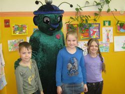 3.a klases grāmatu eksperti (no kreisās): Kārlis Gerdiņš, Hanna Dane , Aivita Rulle 3.a klases grāmatu eksperti (no kreisās): Kārlis Gerdiņš, Hanna Dane , Aivita Rulle