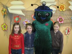 3.b klases grāmatu ekspertes (no kreisās): Helēna Emerberga, Felicita Kārklevalka, Anete Savicka 3.b klases grāmatu ekspertes (no kreisās): Helēna Emerberga, Felicita Kārklevalka, Anete Savicka