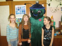 4. klases grāmatu ekspertes (no kreisās): Loreta Bergmane, Viola Ieva Reboka, Kristīne Ralle 4. klases grāmatu ekspertes (no kreisās): Loreta Bergmane, Viola Ieva Reboka, Kristīne Ralle