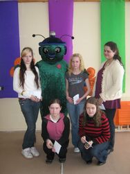 Daļa no 8.-9.klašu grāmatu ekspertēm (no kreisās): stāv Laura Vezinga, Signe Rozentāle, Madara Kronberga, priekšā Elza Balode un Evita Tropiņa Daļa no 8.-9.klašu grāmatu ekspertēm (no kreisās): stāv Laura Vezinga, Signe Rozentāle, Madara Kronberga, priekšā Elza Balode un Evita Tropiņa