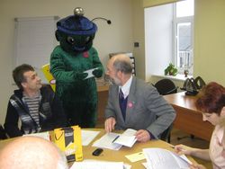 Es biju Dundagas novada Domes sēdē. Šeit esmu kopā ar Domes priekšsēdētāju Aldoni Zumbergu (pa labi) un deputātu Ēriku Bērzkalnu (vēlāk noskaidroju, ka arī viņa meita Agnese Bērzkalne šogad ir lasījusi manas grāmatas un kļuvusi par grāmatu eksperti 5.-7.klašu grupā) Es biju Dundagas novada Domes sēdē. Šeit esmu kopā ar Domes priekšsēdētāju Aldoni Zumbergu (pa labi) un deputātu Ēriku Bērzkalnu (vēlāk noskaidroju, ka arī viņa meita Agnese Bērzkalne šogad ir lasījusi manas grāmatas un kļuvusi par grāmatu eksperti 5.-7.klašu grupā)