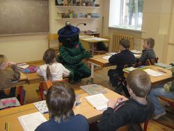 Es ciemojos pilnīgi visās Mazās skolas klasē. Visas bildes jau nevaru te salikt, bet šī man ļoti patika - kopā ar 2.b klasi Es ciemojos pilnīgi visās Mazās skolas klasē. Visas bildes jau nevaru te salikt, bet šī man ļoti patika - kopā ar 2.b klasi