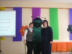 Te esmu kopā ar savām draudzenēm (no kreisās): Dundagas vidusskolas bibliotekāri Ingu Leistmani un Dundagas novada Centrālās bibliotēkas vadītāju Rutu Emerbergu Te esmu kopā ar savām draudzenēm (no kreisās): Dundagas vidusskolas bibliotekāri Ingu Leistmani un Dundagas novada Centrālās bibliotēkas vadītāju Rutu Emerbergu