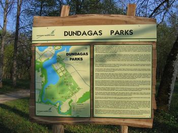 2006. gada pavasarī uzstādītais dēlis parkā 2006. gada pavasarī uzstādītais dēlis parkā