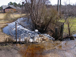 Pavasarī pārplūdusī Rokstu valka caurteka Kokā