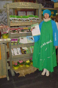 Alanda tērpusies novada krāsās — kā jūra zila, kā meži zaļa. Alanda tērpusies novada krāsās — kā jūra zila, kā meži zaļa.