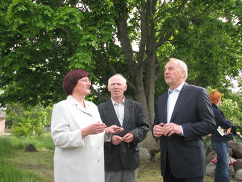 Novada domes priekšsēdētājas Gunta Abaja, dzimtu vēstures pētnieks Gunārs Laicāns un valsts prezidents Andris Bērziņš. Baibas Šuvcānes foto Novada domes priekšsēdētājas Gunta Abaja, dzimtu vēstures pētnieks Gunārs Laicāns un valsts prezidents Andris Bērziņš. Baibas Šuvcānes foto
