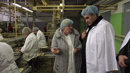 «Gardas, bet izlutušas! Jāliek bunžās un jāved pie jums ar vilcienu! Pašas pa Daugavu negrib peldēt», SIA «Līcis-93» Kolkas ceha vadītāja Regīna Rūmniece skaidro starptautiskos zivju ceļus Baltkrievijas vēstniekam Aleksandram Gerasimenko. «Gardas, bet izlutušas! Jāliek bunžās un jāved pie jums ar vilcienu! Pašas pa Daugavu negrib peldēt», SIA «Līcis-93» Kolkas ceha vadītāja Regīna Rūmniece skaidro starptautiskos zivju ceļus Baltkrievijas vēstniekam Aleksandram Gerasimenko.