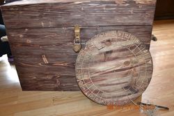 Lielā lāde ar atslēgu, kuras šifrs nometnes bērniem bija jāatmin. Blakus lādei — Saules rats, uz kura atradās tieši tādas pašas zīmes un cipari kā uz atslēgas. Saules rats bija kā pavediens, ko atstājusi Zaļā jumprava, un ar kura palīdzību nometnes dalībnieki, pildot dažādus atjautības un izturības uzdevumus, atminēja trīs īstās zīmes, lai lādi atslēgtu. Katrai istabiņai bija savs Saules rats. Lielā lāde ar atslēgu, kuras šifrs nometnes bērniem bija jāatmin. Blakus lādei — Saules rats, uz kura atradās tieši tādas pašas zīmes un cipari kā uz atslēgas. Saules rats bija kā pavediens, ko atstājusi Zaļā jumprava, un ar kura palīdzību nometnes dalībnieki, pildot dažādus atjautības un izturības uzdevumus, atminēja trīs īstās zīmes, lai lādi atslēgtu. Katrai istabiņai bija savs Saules rats.