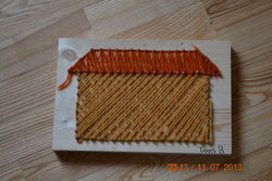 Dundagas pils kāda nometnes dalībnieka darbā. Izmantota dzija no Pāces vilnas fabrikas. Dundagas pils kāda nometnes dalībnieka darbā. Izmantota dzija no Pāces vilnas fabrikas.