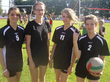 Šīs G grupas meitenes finālā ieguva 4. vietu. No kreisās: Laine Brice, Dita Sila, Līva Brice un Rita Alsberga. Šīs G grupas meitenes finālā ieguva 4. vietu. No kreisās: Laine Brice, Dita Sila, Līva Brice un Rita Alsberga.