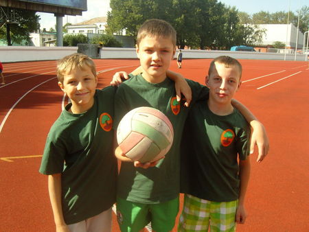 No lielajiem centās neatpalikt paši mazākie — D grupas zēni, no kreisās: Mārtiņs Blūmentāls, Edgars Bolšings un Matīss Majevskis. No lielajiem centās neatpalikt paši mazākie — D grupas zēni, no kreisās: Mārtiņs Blūmentāls, Edgars Bolšings un Matīss Majevskis.