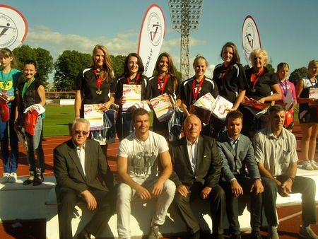 Uz pjedestāla no kreisās: Laine Šmite, Evelīna Treize, Krista Rozenberga, Andžela Lepere, Krista Sustriņa un skolotāja Gundega Lapiņa. Uz pjedestāla no kreisās: Laine Šmite, Evelīna Treize, Krista Rozenberga, Andžela Lepere, Krista Sustriņa un skolotāja Gundega Lapiņa.