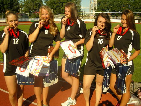 Uzvarētājas. No kreisās: Andžela Lepere, Laine Šmite, Krista Sutriņa, Evelīna Treize un Krista Rozenberga. Uzvarētājas. No kreisās: Andžela Lepere, Laine Šmite, Krista Sutriņa, Evelīna Treize un Krista Rozenberga.